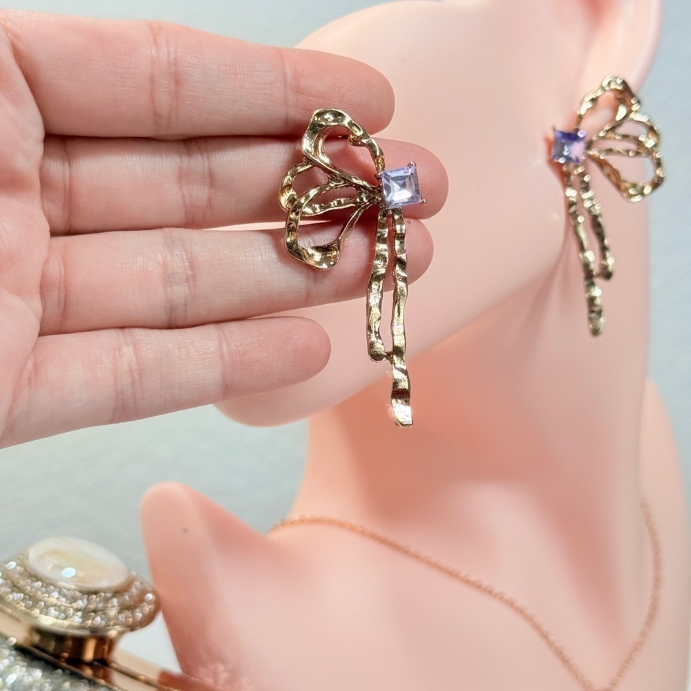 โ๏ธ Elegant Gold Bow Earrings With Purple Crystal ๐ - Picture 9 of 9